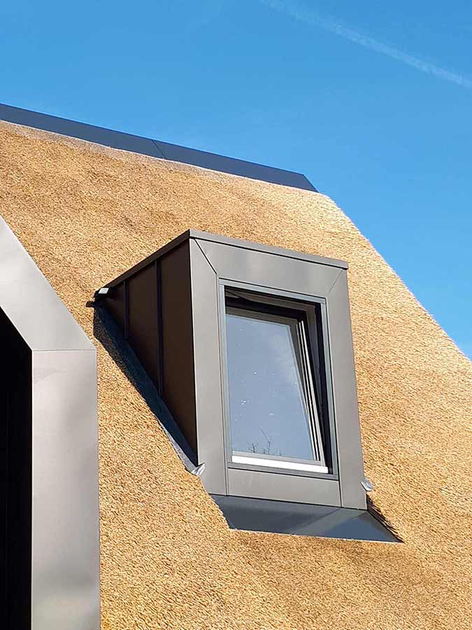 Referentie Rietdekkersbedrijf Molenaar: detail rieten dak woonhuis Geffen
