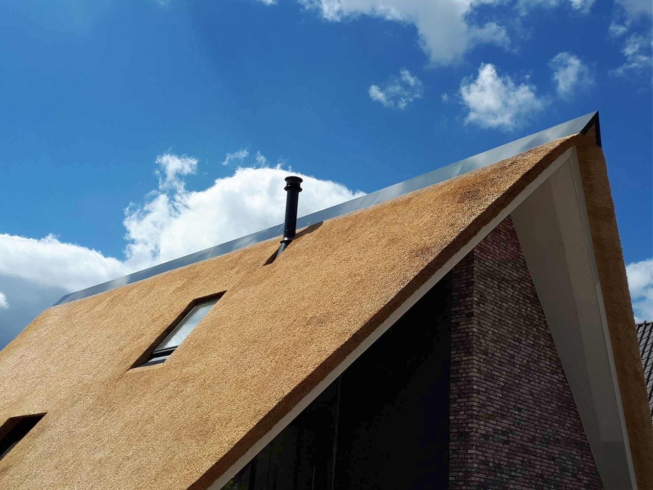 Referentie Rietdekkersbedrijf Molenaar: detail rieten dak woonhuis Demen
